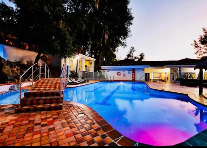 Poblado Tropical 13 Bedroom Mansion Pool Jacuzzi Ac Butler 5 Minutes To Lleras