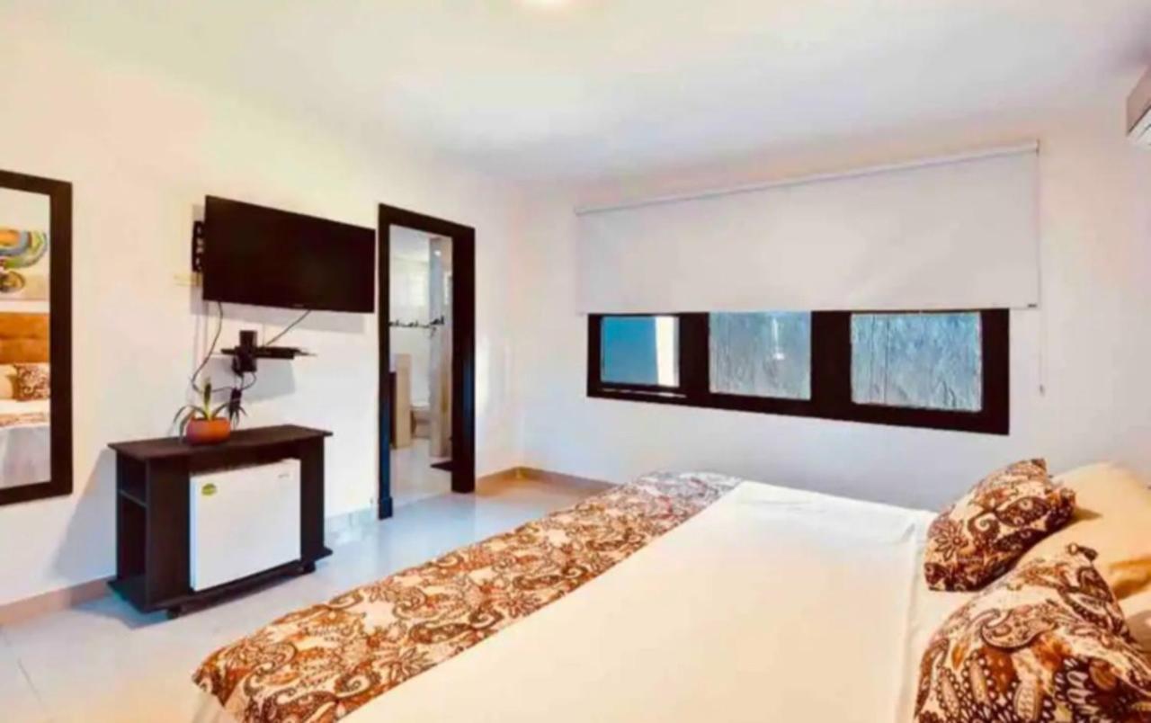 Villa Poblado Tropical 13 Bedroom Mansion Pool Jacuzzi Ac Butler 5 Minutes To Lleras