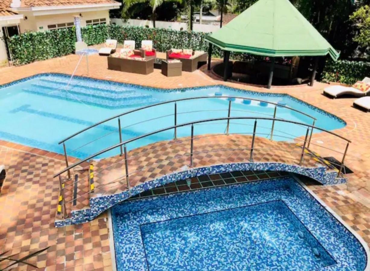 Poblado Tropical 13 Bedroom Mansion Pool Jacuzzi Ac Butler 5 Minutes To Lleras Villa Medellín