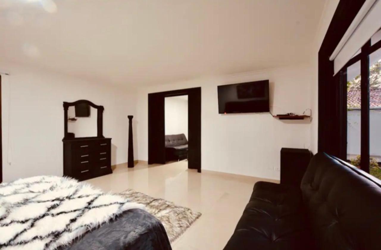 Poblado Tropical 13 Bedroom Mansion Pool Jacuzzi Ac Butler 5 Minutes To Lleras Villa