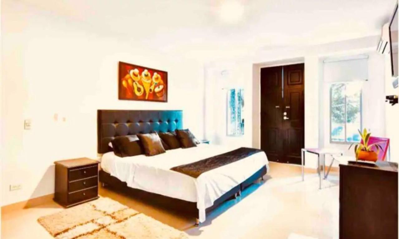 Poblado Tropical 13 Bedroom Mansion Pool Jacuzzi Ac Butler 5 Minutes To Lleras * Medellín