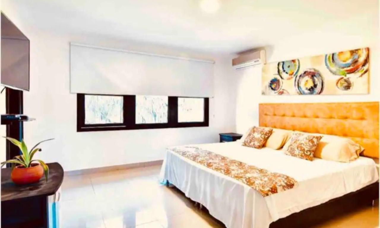 Poblado Tropical 13 Bedroom Mansion Pool Jacuzzi Ac Butler 5 Minutes To Lleras Villa Medellín