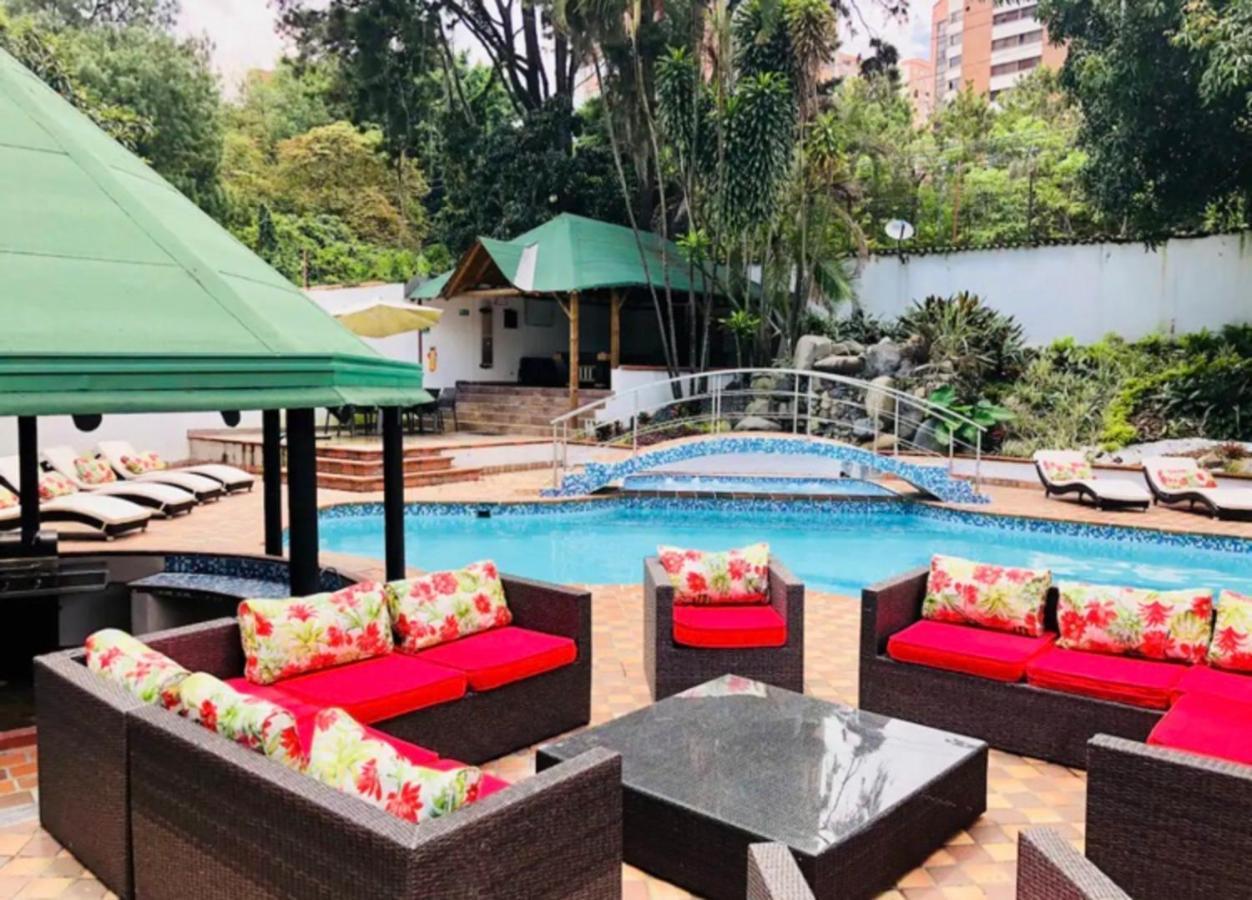 Poblado Tropical 13 Bedroom Mansion Pool Jacuzzi Ac Butler 5 Minutes To Lleras Medellín