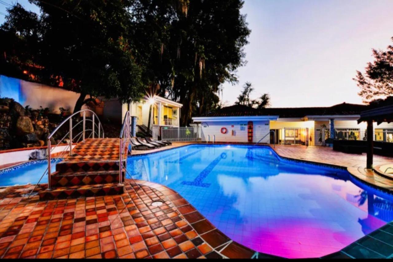 Villa Poblado Tropical 13 Bedroom Mansion Pool Jacuzzi Ac Butler 5 Minutes To Lleras *