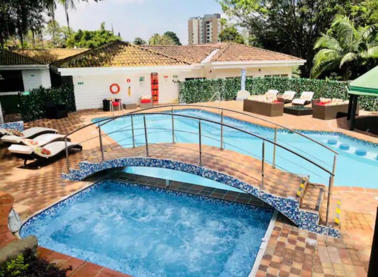 Poblado Tropical 13 Bedroom Mansion Pool Jacuzzi Ac Butler 5 Minutes To Lleras Medellín